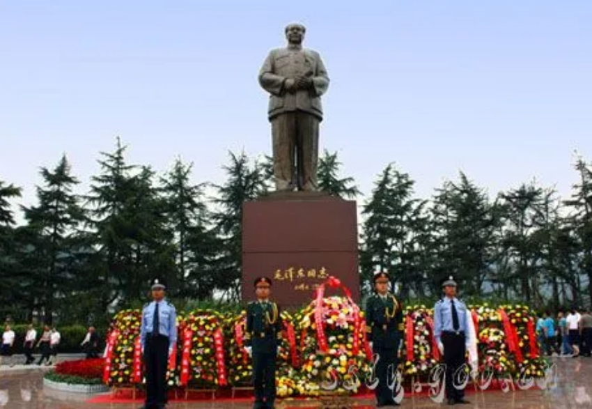 毛泽东铜像广场.png